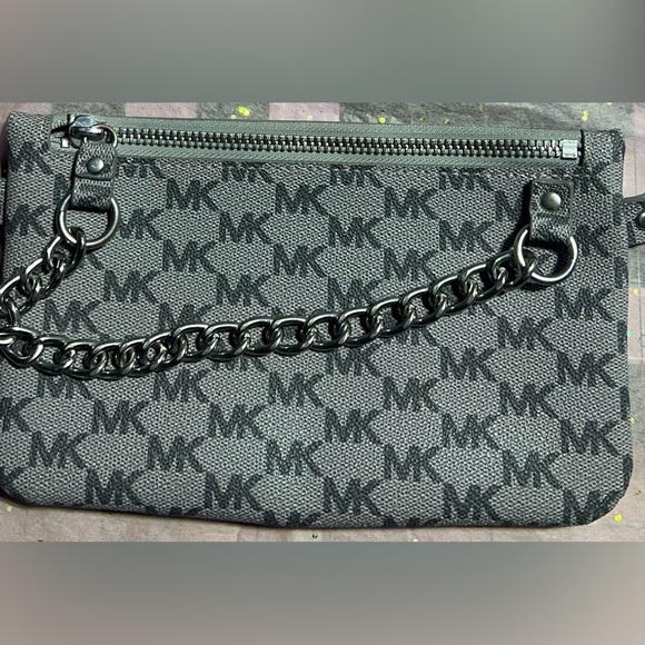 Michael Kors wristlet 8x5 - Picture 2 of 6